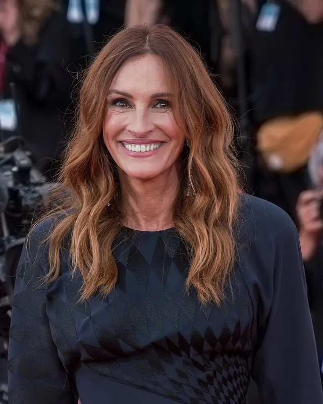 Julia Roberts at the 2025 Venice Film Festival, face of La Vie Est Belle perfume